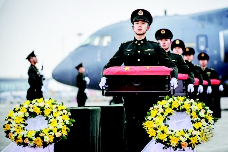 <br>              ▲11月23日，在沈阳桃仙国际机场，礼兵将殓放志愿军烈士遗骸的棺椁从专机上护送至棺椁摆放区。<br><br>        