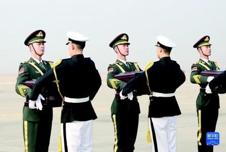 <br>              ▲11月23日，在韩国仁川国际机场，中国人民解放军礼兵（左）从韩方接过中国人民志愿军烈士棺椁。<br><br>        