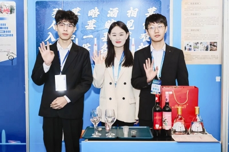           《莽泉佳酿》团队成员携手并肩摘得高职组管理创新类金奖 图片由山西财贸职业技术学院提供        