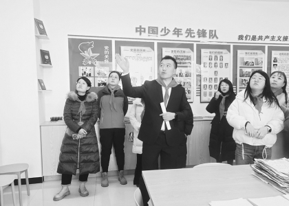           参会人员观摩和丽中学团队活动室        