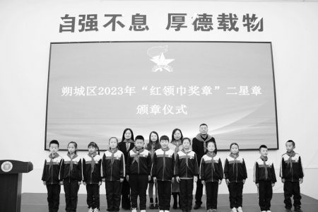           获奖个人代表和集体代表上台领奖        