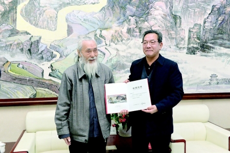 <br>          山西博物院院长张元成向陆贤能先生颁发了捐赠证书 图片由山西博物院提供<br><br>        