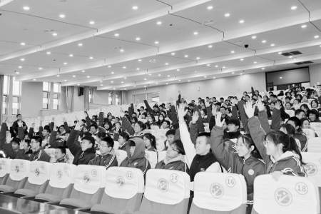 <br>          宪法课上，学生们积极互动。 图片由团泽州县委提供<br><br>        