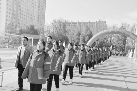           高三学生迈过“成人门”        