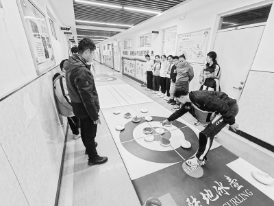          同学们认真学习陆地冰壶知识 图片由太原市万柏林区融媒体中心提供        