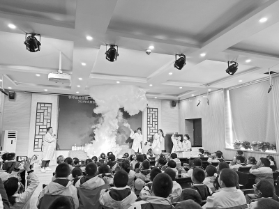           工作人员带来了精彩的科学小实验 图片由太原市迎泽区融媒体中心提供        