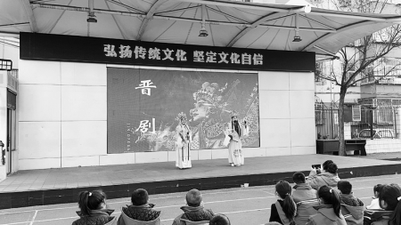           学生们近距离感受戏曲的魅力 图片由小店区融媒体中心提供        