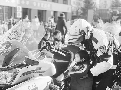          孩子们体验“铁骑”摩托车 图片由太原市万柏林区融媒体中心提供        