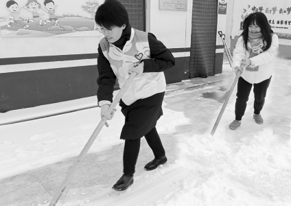           清理路面积雪 图片由团陵川县委提供        