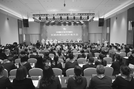           以只争朝夕的状态、攻坚克难的意志，在新时代新征程上奋楫前行。 本版摄影 本报记者 刘琴        