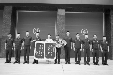           代文其（右六）        
