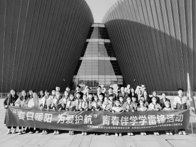           充分发挥“党有号召，团有行动”的优良传统        
