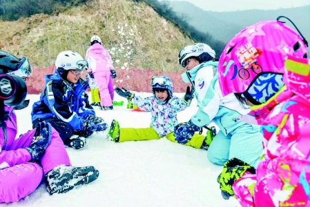 <br>          孩子们在云丘山滑雪场尽情嬉雪 资料图片<br><br>        