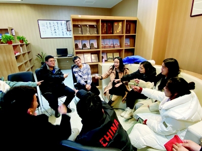          大家在趣味游戏中收获友谊图片由团万荣县委提供        