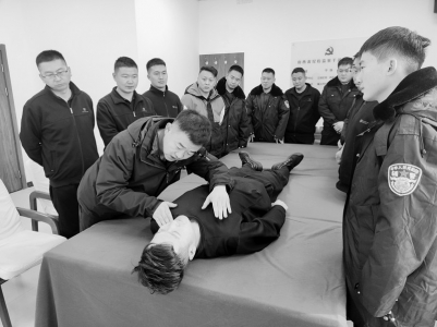           任琦（中）为队员做动作示范 图片由受访者提供        