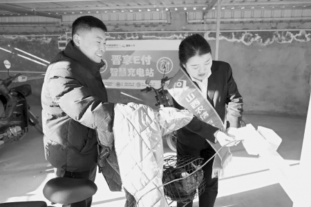           大宁农商银行把服务送到百姓家门口 图片由大宁农商银行冯强提供        