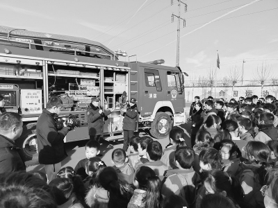 <br>          学生们了解消防车内部结构 图片由团侯马市委提供<br><br>        