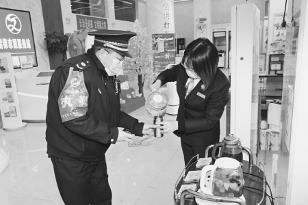           值勤民警在爱心驿站喝热水    图片由漳泽农商银行景丹丹提供        