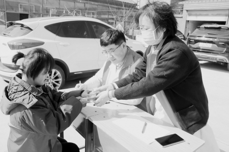          履职尽责、团结奋斗。 本报记者 刘琴 摄        