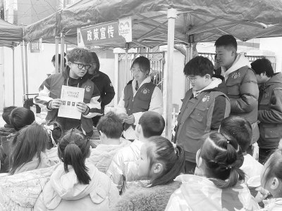           青年学子用实际行动传承雷锋精神 图片由山西工程技术学院团委提供        