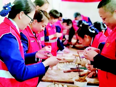           爱心饺子，情暖童心。 本报记者 刘琴 摄        