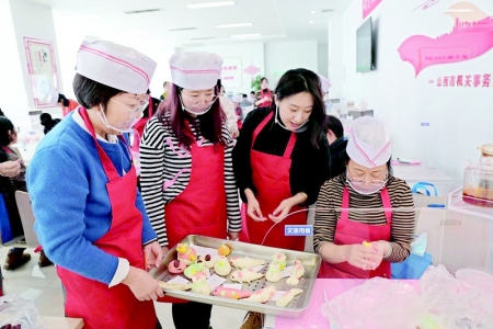          学做花馍 图片由山西省文化和旅游厅提供        