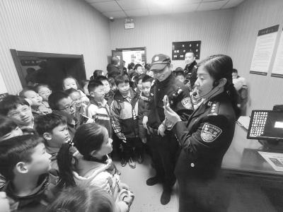           青少年零距离体验警营生活 图片由太原市公安局万柏林分局提供        