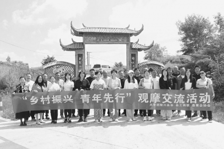           服务青年、关爱青年、帮助青年。 本版图片均由共青团陵川县委提供        