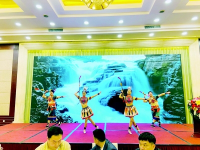           独具湖北特色的表演        