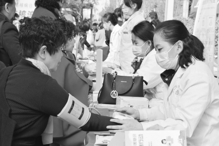           医务人员为居民提供义诊服务        