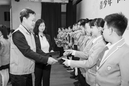           节水护水小志愿者被授予“节水大使”荣誉证书 图片由山西省青少年事业发展中心提供        