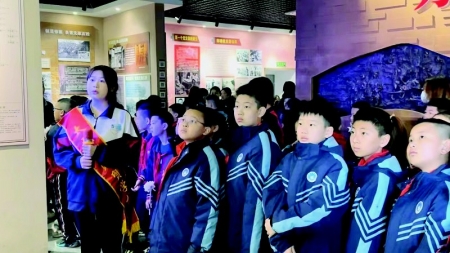           少先队员参观纪念馆        