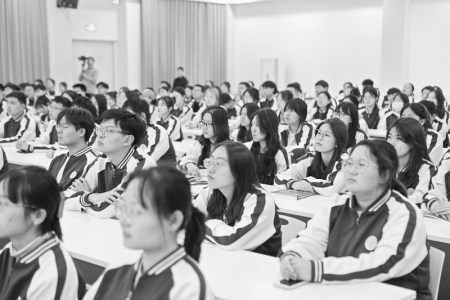           现场，4位嘉宾用“青春故事”引领学生一路前行。        