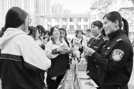           播撒禁毒理念，共建无毒家园。 图片由永济董村强制隔离戒毒所提供        