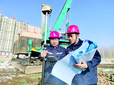           以工地为家，扎根项目一线。图片由山西三建集团提供        