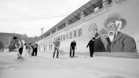           志愿者清扫帮扶村环境 图片由国网太原供电公司团委提供        
