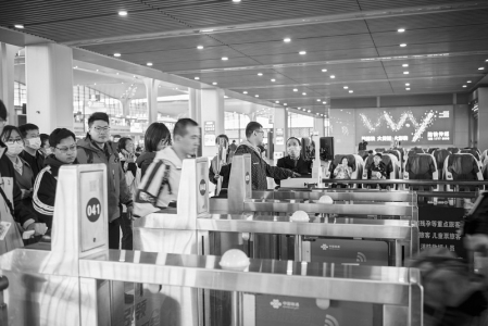           全方位服务，满足旅客出行需求。 图片由中国铁路太原局集团有限公司提供        