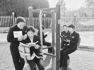           阅读心仪书籍，激发学习热情。 图片由永济收费站提供        