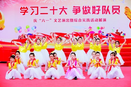           “学习二十大 争做好少年”庆“六一”文艺演出暨综合实践活动展演图片由忻州市少工委提供        