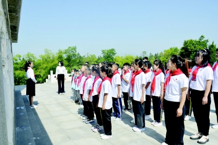           “红领巾讲解员”在塞北革命烈士陵园讲解 图片由朔州市少工委提供        