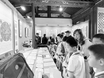           近距离感受剪纸魅力 图片由太原市文物保护研究院关帝庙博物馆提供        