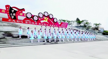           红领巾合唱团合唱《那一面红旗》 图片由晋城市少工委提供        