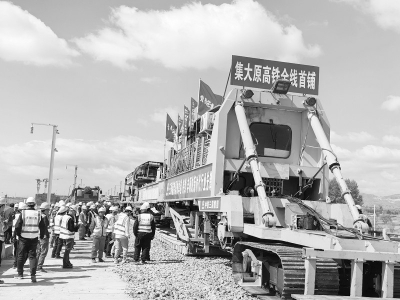           集大原高铁开始进入铺轨施工阶段 本报记者 李芸红 摄        