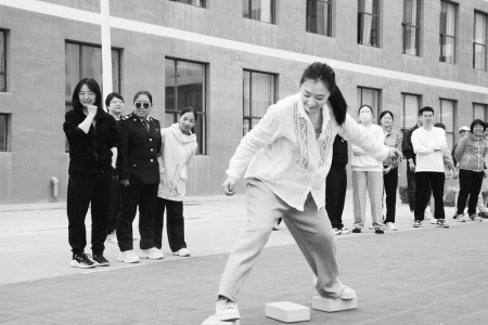           税务干部各显身手奋勇争先 图片由陵川县税务局提供        