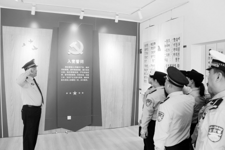           民警感悟民族民俗 图片由古交市公安局提供        