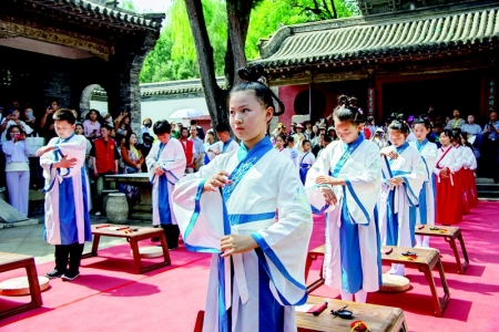           丰富多彩的文化体验活动让青少年增强了文化自信 图片由太原市晋祠博物馆提供        