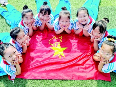           “我们入队啦！” 图片由省少工委提供        