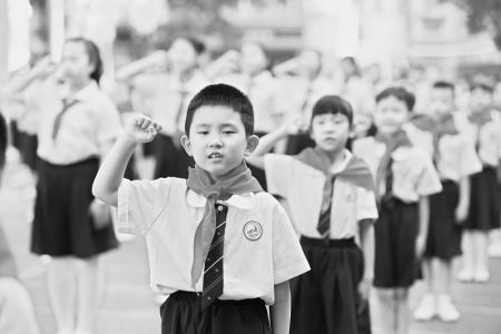           高举右拳，庄严宣誓。        