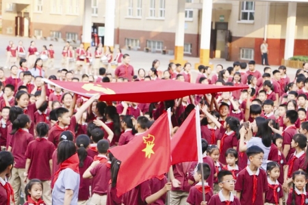           “红色传递”环节让少年儿童有形化感知党、团、队一脉相承的血脉关系。        