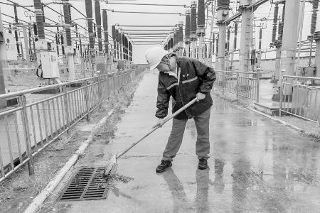               运城500千伏变电站工作人员针对暴雨蓝色预警，及时进行下水道疏通工作。刘雪汀摄        